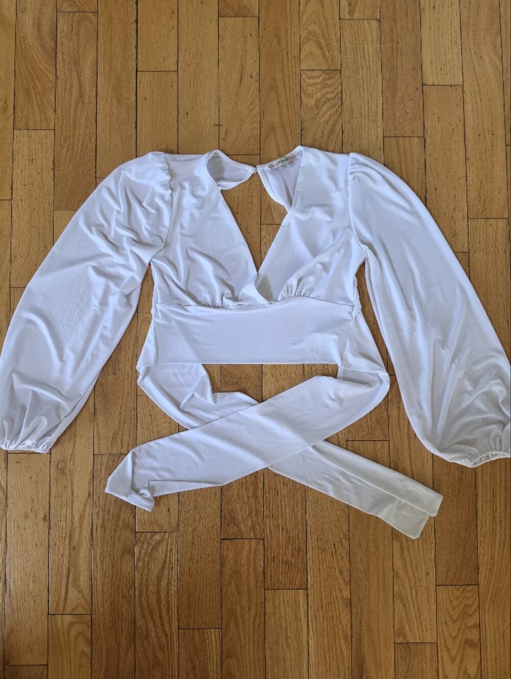 🤍 GUESS White Balloon Sleeve Crop Top 🤍